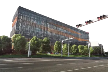 网传哈尔滨一住宅楼楼体开裂，楼体倾斜的原因是什么？(图1)